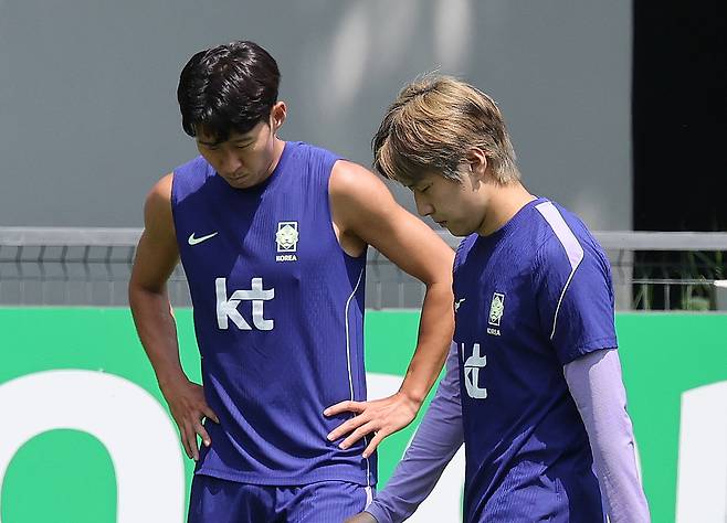 대한민국 축구국가대표팀 손흥민과 이강인이 27일(현지시간) 멕시코 과달라하라 인근 대한민국 축구대표팀의 베이스캠프 훈련장인 치바스 바예 베르데에서 훈련을 하고 있다. 이날 한국은 조 3위 팀 간 순위 경쟁에서 8위 밖으로 밀리며 32강 탈락이 확정됐다. 과달라하라(멕시코)=뉴스1