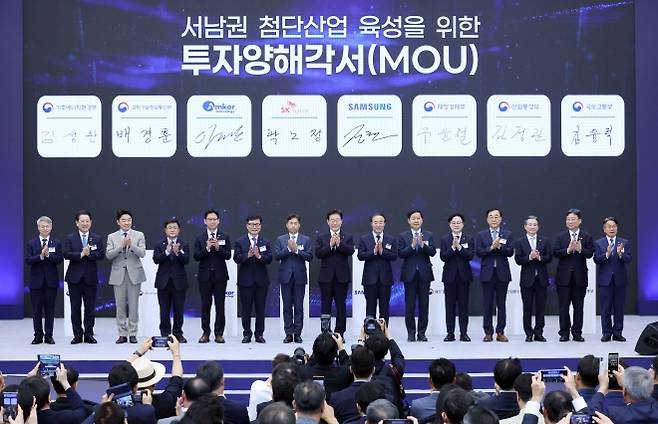 이재명 대통령, 서남권 첨단산업 발전비전 국민보고회 - 이재명 대통령이 30일 광주 김대중 컨벤션센터에서 열린 서남권 첨단산업 발전비전 국민보고회에서 참석자들과 기념촬영을 하고 있다. 왼쪽부터 민형배 전남광주통합특별시장 당선인, 김영록 전남도지사, 강훈식 비서실장, 김성환 기후에너지환경부 장관, 배경훈 부총리 겸 과학기술정보통신부 장관, 이진안 엠코코리아 대표이사, 곽노정 SK하이닉스 대표이사, 이 대통령, 전영현 삼성전자 부회장, 구윤철 경제부총리 겸 재정경제부 장관, 김정관 산업통상부 장관, 김윤덕 국토교통부 장관, 김용범 정채실장, 하준경 경제성장수석, 강기정 광주시장.  뉴시스