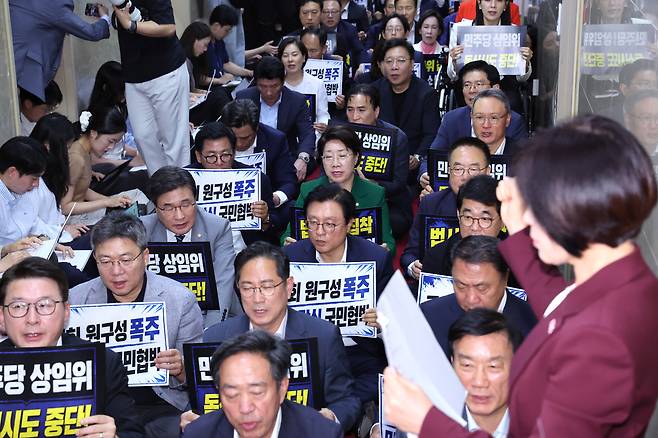 (서울=뉴스1) 신웅수 기자 = 국민의힘 의원들이 30일 서울 여의도 국회에서 원 구성 관련 본회의 진행과 관련해 조정식 국회의장실을 항의 방문하고 있다. 2026.6.30/뉴스1
