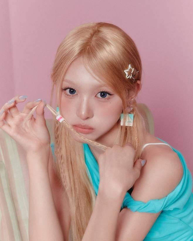 The group Lisenne has kicked off preparations for their full-scale comeback by releasing individual concept photos for their remake single Pretty Girl via their official social media channels. Against a pink-toned backdrop, the members showcased glamorous accessories and styling, highlighting their signature cheerful and adorable energy.In the released photos, the members created a dreamy atmosphere using cushions as props, and their natural poses and playful expressions have heightened anticipation for the new song. As their previously released track LOVE ATTACK has been climbing the charts and garnering significant attention, all eyes are now on their promotional activities for this new song.Lissenes remake single Pretty Girl is scheduled for release on July 8 at 6:00 p.m. via various music streaming platforms.