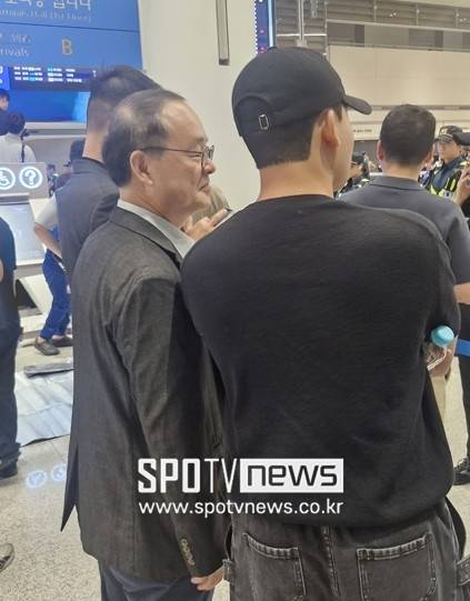 ▲ 팬의 날선 질문을 받고 있는 이용수 부회장(왼쪽)
