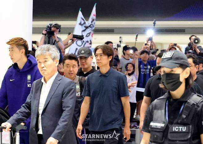 북중미월드컵 조별예선 탈락한 축구대표팀 홍명보 전 감독이 이강인, 김민재등 선수들과 함께 30일 오전 인천공항 제2청사를 통해 귀국하고 있다.  26.06.30. /사진=강영조 cameratalks@