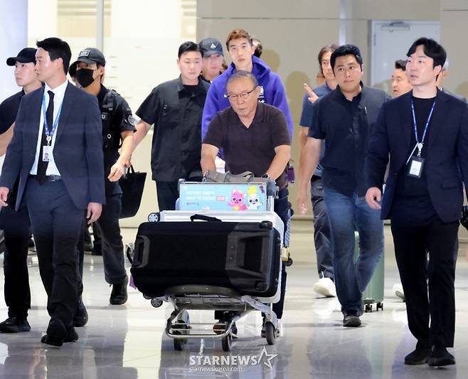 북중미월드컵 조별예선 탈락한 축구대표팀 홍명보 전 감독이 이강인, 김민재 등 선수들과 함께 30일 오전 인천공항 제2청사를 통해 귀국하고 있다.    박항서 지원단장이 카트를 밀며 앞장을 서고 있다.26.06.30. /사진=강영조 cameratalks@