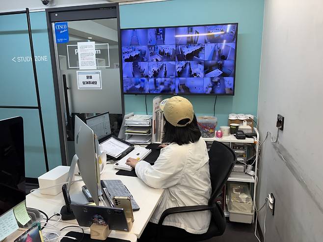 서울 강남구 대치동의 한 관리형 독서실 관리자가 모니터로 학생들을 확인하는 모습 [촬영 정풍기]