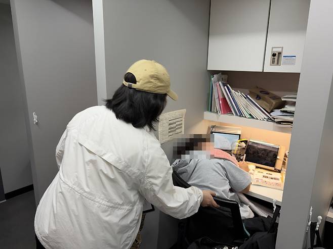 졸고 있는 학생을 관리자가 직접 깨우는 모습 [촬영 정풍기]