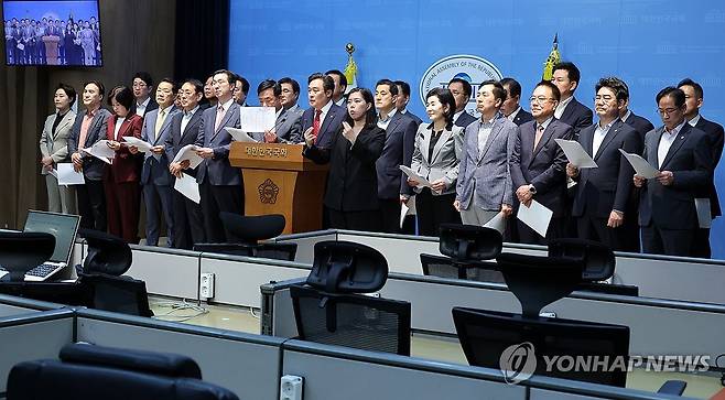 국민의힘 PK 의원들, 호남 반도체 투자 관련 자료 공개 요청 (서울=연합뉴스) 이동해 기자 = 정동만 부산시당위원장과 부산·울산·경남에 지역구를 가진 국민의힘 의원들이 30일 국회 소통관에서 열린 호남 반도체 투자 관련 합동 기자회견에서 부·울·경이 생산 거점 검토에서 배제된 것을 두고 자료 공개를 요청하고 있다. 2026.6.30 eastsea@yna.co.kr