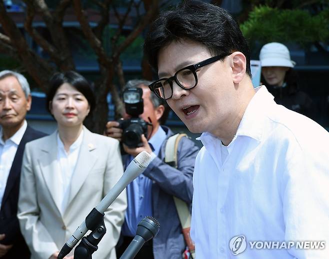 한동훈 한지아 [촬영 손형주]
(부산=연합뉴스) 손형주 기자 = 지난 4일 한동훈 북갑 보궐선거 무소속 예비후보 등록하는 일정에 참석한 한지아 국민의힘 의원.