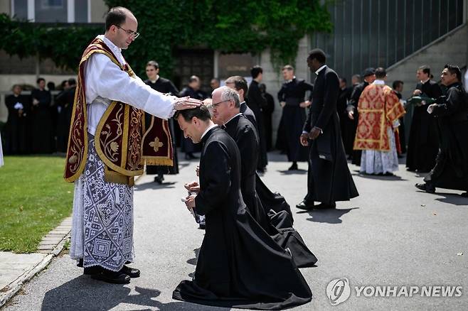 6월 29일 열린 성비오10세회 사제 서품식 [AFP=연합뉴스. 재배포 및 DB 금지]