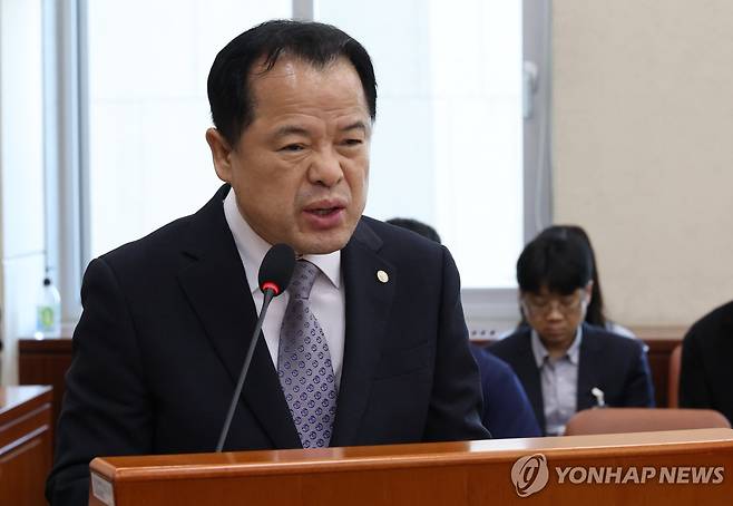 선관위 국조특위, 업무보고 하는 위철환 선관위원장 직무대행 (서울=연합뉴스) 이동해 기자 = 위철환 선관위원장 직무대행이 23일 국회에서 열린 투표용지 부족사태 등 국민참정권 침해 진상규명 및 선거관리 개혁을 위한 국정조사 특위 전체회의에서 업무보고를 하고 있다. 2026.6.23 eastsea@yna.co.kr