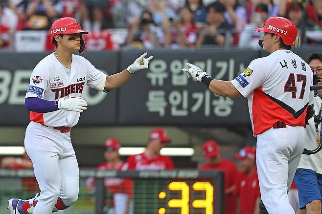 뜨거운 김도영, 24·25호 폭발…홈런 단독 1위 도약 (서울=연합뉴스) 김도영(KIA 타이거즈)이 홈런 두 방을 몰아치며 단독 선두로 나섰다. 
    김도영은 30일 광주 기아챔피언스필드에서 열린 2026 신한 SOL KBO리그 SSG 랜더스와 홈경기에서 시즌 24호와 25호 홈런을 잇달아 쏘아 올렸다. 사진은 이날 경기에서 홈런을 친 뒤 세리머니를 하는 김도영. 2026.6.30 [KIA 타이거즈 제공. 재판매 및 DB 금지] photo@yna.co.kr