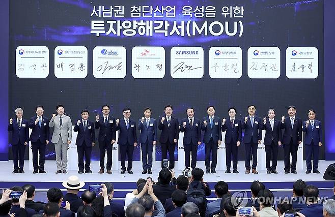 서남권 첨단산업 육성을 위한 MOU (광주=연합뉴스) 한상균 기자 = 이재명 대통령이 30일 광주 김대중컨벤션센터에서 열린 서남권 첨단산업 발전비전 국민보고회에서 정부와 기업의 MOU체결식이 끝난 뒤 참석자들과 기념촬영을 하고 있다. 2026.6.30 xyz@yna.co.kr