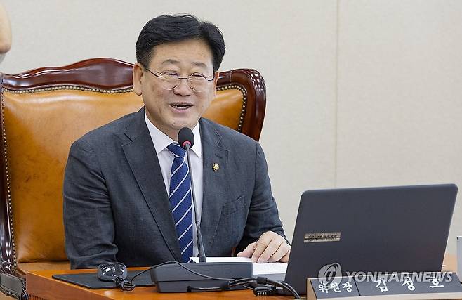 22대 국회 하반기 기후위기특별위 첫 회의 (서울=연합뉴스) 황광모 기자 = 18일 국회에서 열린 22대 국회 하반기 첫 기후위기특별위원회 전체 회의에서 여야 특위 의원들의 추천과 동의를 통해 위원장에 선임된 더불어민주당 김정호 의원이 인사말을 하고 있다. 2026.6.18 hkmpooh@yna.co.kr