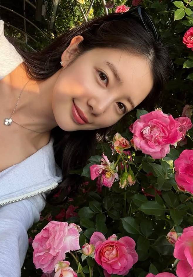 윤채경이 미소를 짓고 있다. / 사진=윤채경 SNS