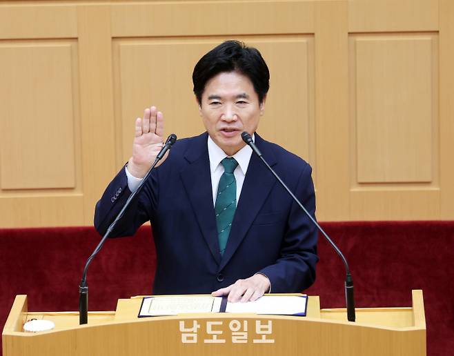 김대중 전남광주통합교육감이 1일 전남도의회에서 열린 전남광주통합특별시의회 본회의에 참석해 취임선서를 하고 있다. /임문철 기자 35mm@namdonews.com