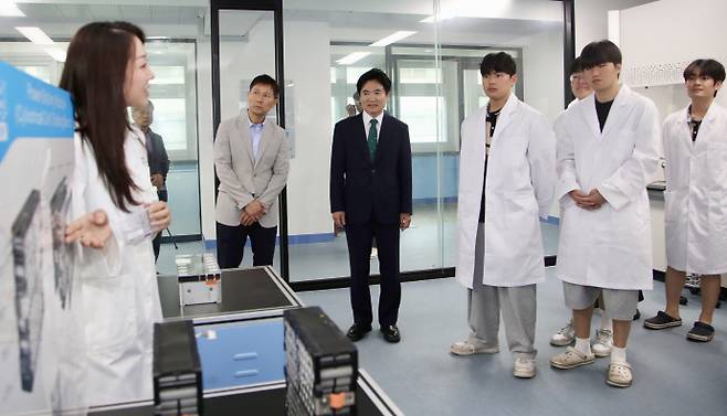 김대중 전남광주통합특별시교육감이 취임 첫날인 1일 목포공고를 찾아 수업 참관을 하고 있다. /전남광주통합특별시교육청 제공