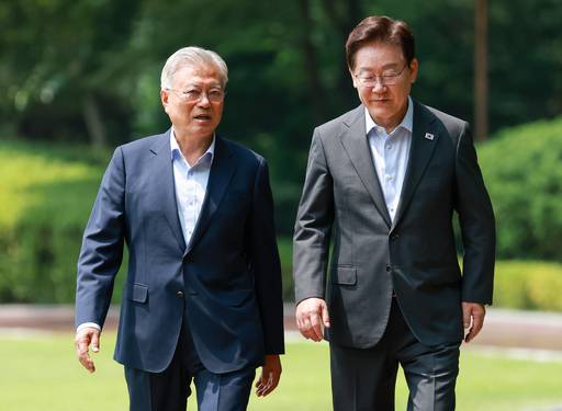 이재명 대통령과 문재인 전 대통령이 1일 청와대에서 대화하며 오찬장인 상춘재로 이동하고 있다. /연합뉴스 제공