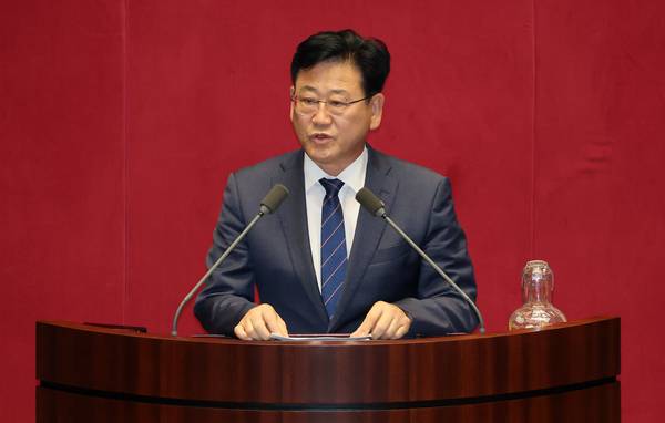 지난달 30일 국회 본회의에서 기후에너지환경노동위원장으로 선출된 더불어민주당 김정호 의원이 당선인사를 하고 있다. /연합뉴스