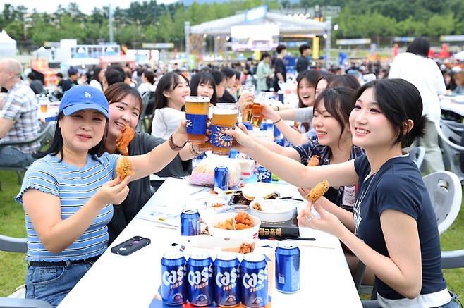 ▲ 1일 대구 달서구 두류공원 일원에서 열린 '치맥페스티벌'을 찾은 시민들이 치킨과 맥주를 즐기며 축제의 열기를 만끽하고 있다. 권남인 기자 kni@kyongbuk.com