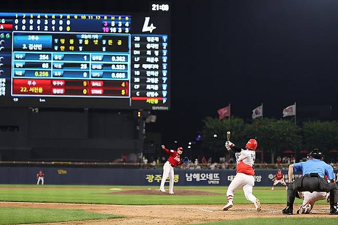 지난달 30일 8회 말 김선빈이 멀티 히트를 성공시킨 순간. KIA구단 제공