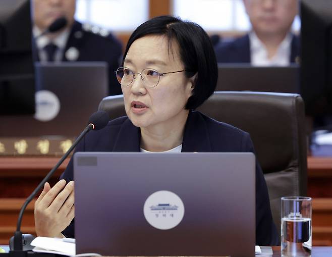 한성숙 국무총리가 중소벤처기업부 장관이던 23일 청와대에서 열린 국무회의 겸 비상경제점검회의에서 이재명 대통령 질문에 답하고 있다. 2026.6.23.(연합뉴스)