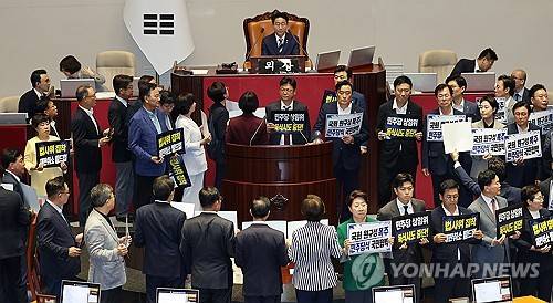 본회의장 규탄시위 벌이는 국민의힘(서울=연합뉴스) 이동해 기자 = 국민의힘 의원들이 30일 국회 후반기 원 구성과 관련해 본회의장에서 상임위원장 선거 중단을 요구하며 규탄 시위를 벌이고 있다. 2026.6.30 eastsea@yna.co.kr