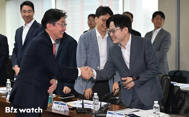 김정관 산업통상부 장관(오른쪽)이 이억원 금융위원장과 1일 서울 영등포구 한국산업은행 대회의실에서 열린 '국민성장펀드 M.AX 프론티어 프로젝트' 민간합동 간담회에 참석해 인사하고 있다./사진=이명근 기자 qwe123@
