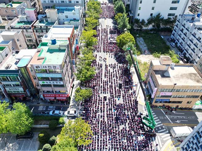 민주노총 전국플랜트건설노조 울산지부 조합원들이 지난해 울산시청 남문 앞 도로에서 임금 인상과 근로조건 개선을 촉구하며 부분 파업과 함께 대규모 집회를 하고 있다.(사진=연합뉴스)