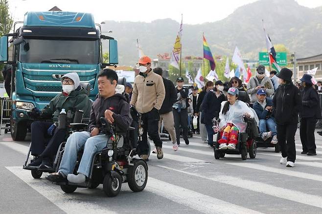 장애인 차별 철폐 결의대회 행진. (사진= 연합뉴스)