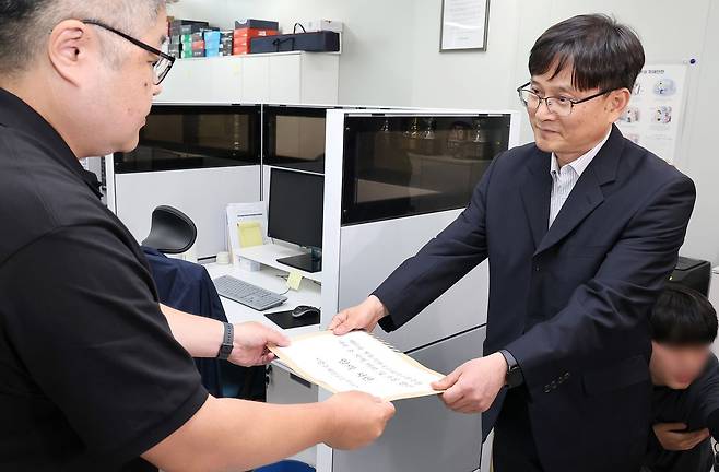 항의서한문 전달하는 광주제일고 이규연 교장 〈사진=연합뉴스〉