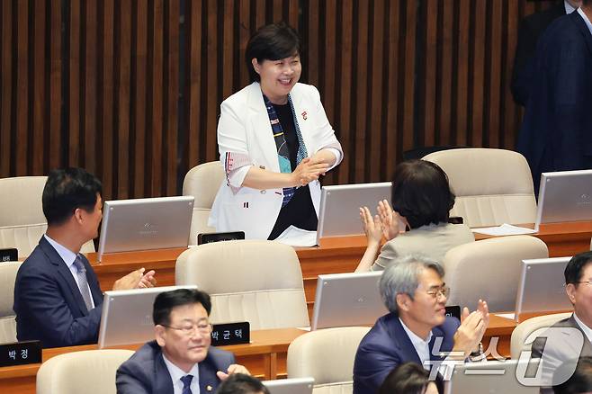서영교 신임 법제사법위원장이 30일 서울 여의도 국회에서 열린 제436회 국회(임시회) 제4차 본회의에서 동료 의원들의 축하를 받고 있다. 2026.6.30 ⓒ 뉴스1 신웅수 기자