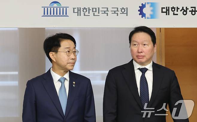 조정식 국회의장과 최태원 대한상의 회장이 1일 오전 서울 중구 대한상공회의소 회관에서 열린 경제대도약 간담회에서 기념촬영을 하고 있다. 국회와 경제계는 이 자리에서 인공지능(AI) 정책, 청년 일자리, 지역경제 활성화 등 민생경제 회복과 미래 성장동력 확보를 위한 협력 방안 등을 논의했다. 2026.7.1 ⓒ 뉴스1 오대일 기자