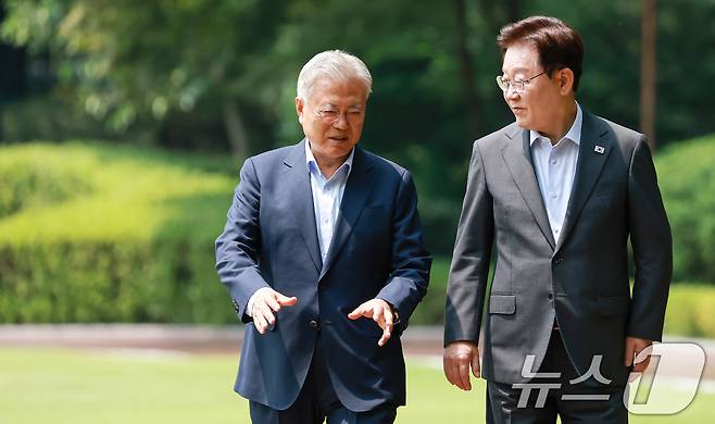 이재명 대통령과 문재인 전 대통령이 1일 청와대 상춘재에서 열린 오찬 회동에 입장하고 있다. 2026.7.1 ⓒ 뉴스1 허경 기자