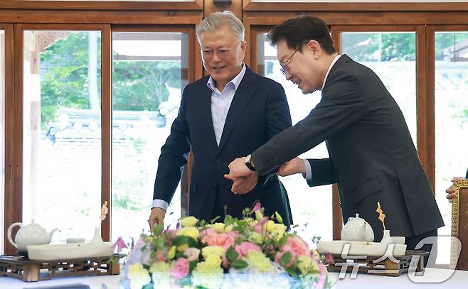 이재명 대통령이 1일 청와대 상춘재에서 문재인 전 대통령과 오찬 회동을 하고 있다. 2026.7.1 ⓒ 뉴스1 허경 기자