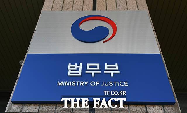 법무부가 교정시설 과밀수용을 해소하기 위해 가석방 규모를 해마다 확대하고 있지만, 전국 교정시설 수용률은 오히려 계속 높아져 올해 평균 126%를 넘어섰고, 부산구치소는 150%를 웃돈 것으로 나타났다./더팩트 DB