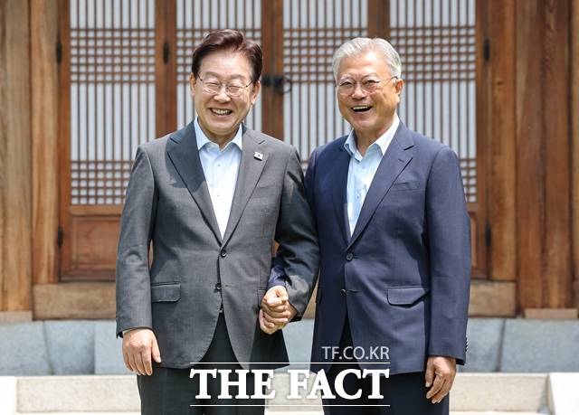 이재명 대통령이 1일 청와대 상춘재에서 문재인 전 대통령과 오찬 회동을 하기 전 기념촬영을 하고 있다. /뉴시스