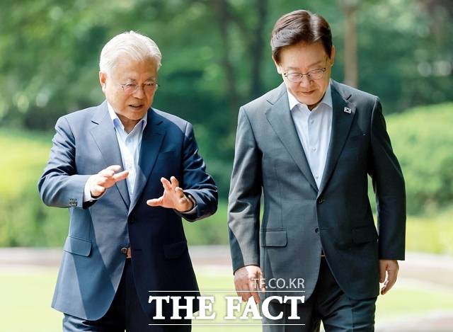 이재명 대통령과 문재인 전 대통령이 1일 청와대에서 오찬을 위해 이동하며 대화하고 있다. /뉴시스