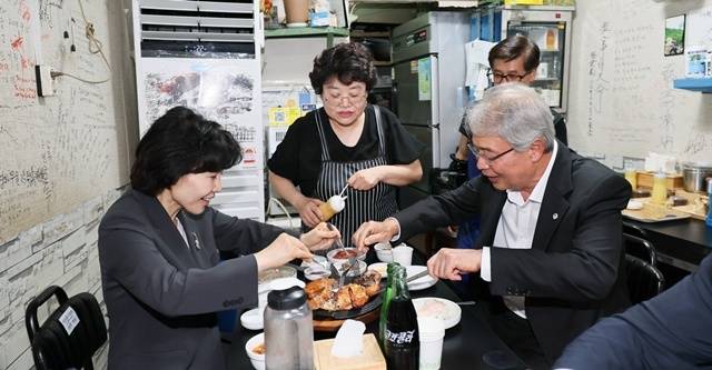 1일 우리미소금융재단 서울지점 이전 개점식 이후, 김은경 서민금융진흥원장(왼쪽 첫번째)과 임종룡 우리금융그룹 회장(오른쪽 첫번째)이 이번에 선정된 인근 '우리 새희망가게'를 방문해 치킨을 먹고 있다. /우리금융그룹