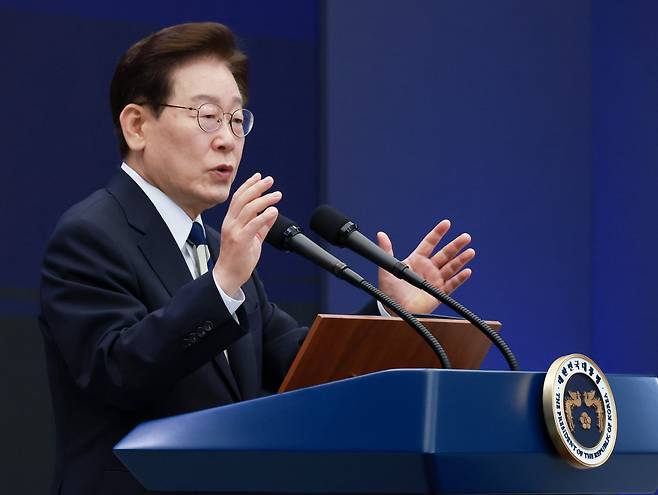 이재명 대통령이 30일 광주 김대중 컨벤션센터에서 열린 서남권 첨단산업 발전비전 국민보고회에서 축사를 하고 있다./뉴스1