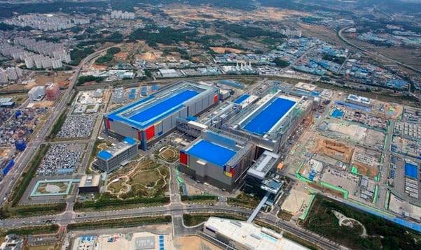 세계 최대 규모의 반도체 팹(공장)이자 EUV(극자외선) 공정이 적용된 삼성전자 평택 2라인 전경./삼성전자 제공