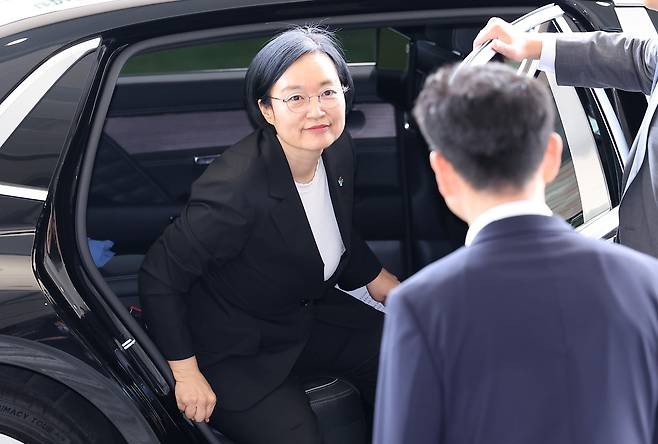 한성숙 신임 국무총리가 1일 서울 종로구 정부서울청사에 첫 등청하고 있다./뉴스1