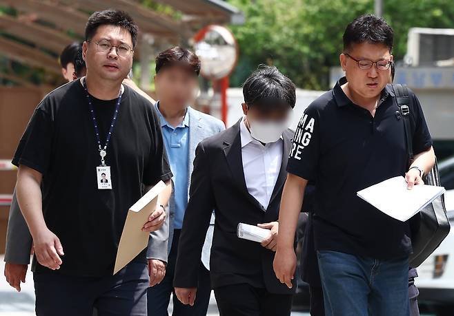 1000억원이 넘는 대규모 자금을 조달해 주가조작을 한 혐의를 받는 피의자들이 1일 오후 서울 양천구 서울남부지법에서 열린 자본시장법 위반 혐의 관련 구속 전 피의자 심문(영장실질심사)에 출석하고 있다./뉴스1