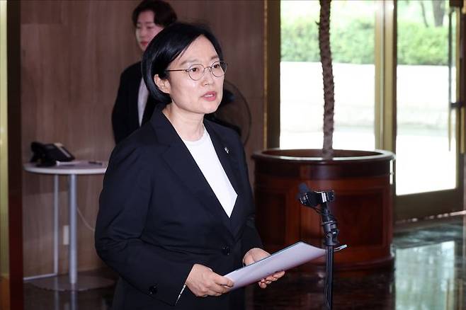 한성숙 신임 국무총리가 1일 오전 서울 세종대로 정부서울청사에서 첫 출근을 하며 취재진의 질문에 답변하고 있다. ⓒ데일리안 홍금표 기자