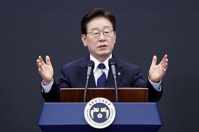 이재명 대통령이 30일 광주 김대중 컨벤션센터에서 열린 서남권 첨단산업 발전비전 국민보고회에서 축사를 하고 있다. (청와대통신사진기자단) 2026.6.30
