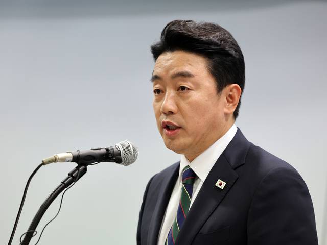강훈식 대통령 비서실장이 15일 서울 마포구 연세대학교 김대중도서관 컨벤션홀에서 열린 ‘6ㆍ15 남북정상회담 26주년 기념식 및 특별강연’에서 이재명 대통령의 축사를 대독하고 있다. 연합뉴스