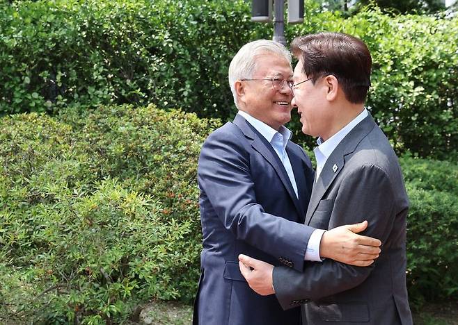 이재명 대통령이 1일 오찬 회동을 위해 청와대를 방문한 문재인 전 대통령과 인사를 나누고 있다. 연합뉴스