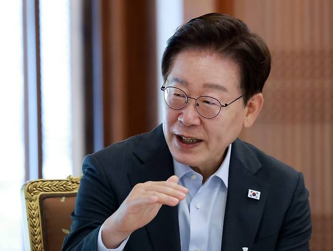이재명 대통령이 1일 청와대 상춘재에서 문재인 전 대통령과 오찬에 앞서 인사말을 하고 있다. 연합뉴스
