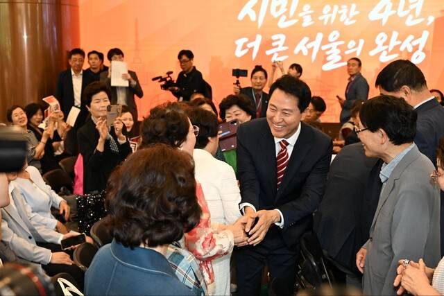 오세훈 서울시장이 1일 오전 제40대 서울시장 취임식에서 참석자들과 인사를 나누고 있다. 서울시 제공
