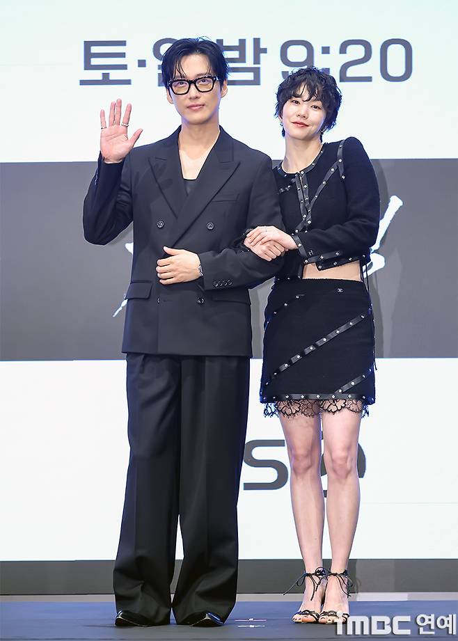 Actors Namgoong Min and Lee Seul posed for photos at the production press conference for the KBS 2TV Saturday-Sunday miniseries *The Perfection of Marriage*, held on the 1st at The Saint in Guro-gu, Seoul. The two actors captivated the audience with poses that captured the dramas atmosphere.The Perfection of Marriage is a crime thriller that depicts a mans struggle against criminals as he tries to rescue his wife, who was kidnapped just before their divorce. The 12-episode series is scheduled to premiere on the 4th at 9:20 p.m.