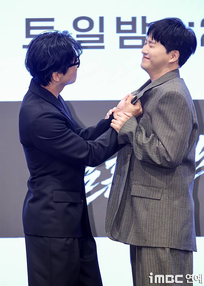 Actors Namgoong Min and Kim Dae-myung graced the event with their presence at the production press conference for KBS 2TVs new Saturday-Sunday miniseries *The Perfection of Marriage*, held on the 1st at The Saint in Guro-gu, Seoul. The two actors participated in a photo session at the venue, heightening anticipation for the drama.The Perfection of Marriage is a crime thriller that tells the story of a man who battles a criminal to rescue his wife, who was kidnapped just before their divorce. The 12-episode drama is scheduled to premiere on the 4th at 9:20 p.m.