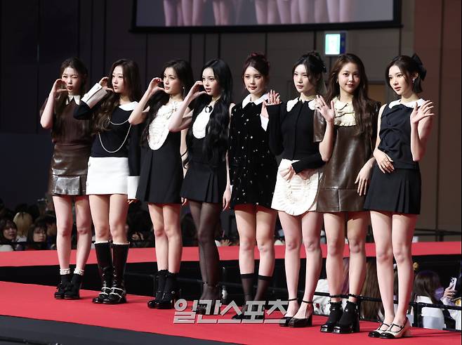 그룹 하츠투하츠가 25일 오후 인천 중구 인스파이어 리조트 오션타워에서 열린 2025 SBS 가요대전 레드카펫 행사에 참석해 포토타임을 갖고 있다. 인천=서병수 기자 qudtn@edaily.co.kr /2025.12.25/